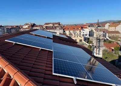 Instalación fotovoltaica de autoconsumo de 11,5 kW con almacenamiento para local de hostelería sobre cubierta de edificio en Xinzo de Limia Ourense
