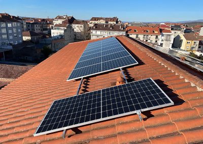 Instalación fotovoltaica de autoconsumo de 11,5 kW con almacenamiento para local de hostelería sobre cubierta de edificio en Xinzo de Limia Ourense
